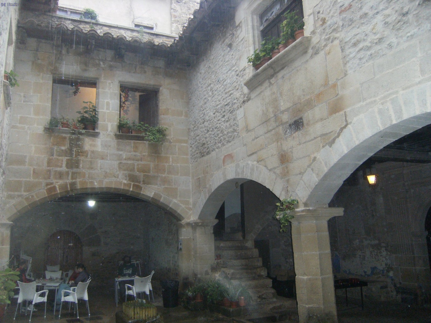 Sant Joan del Penyagolosa. Los chorros de agua de lluvia cae de los tejados.