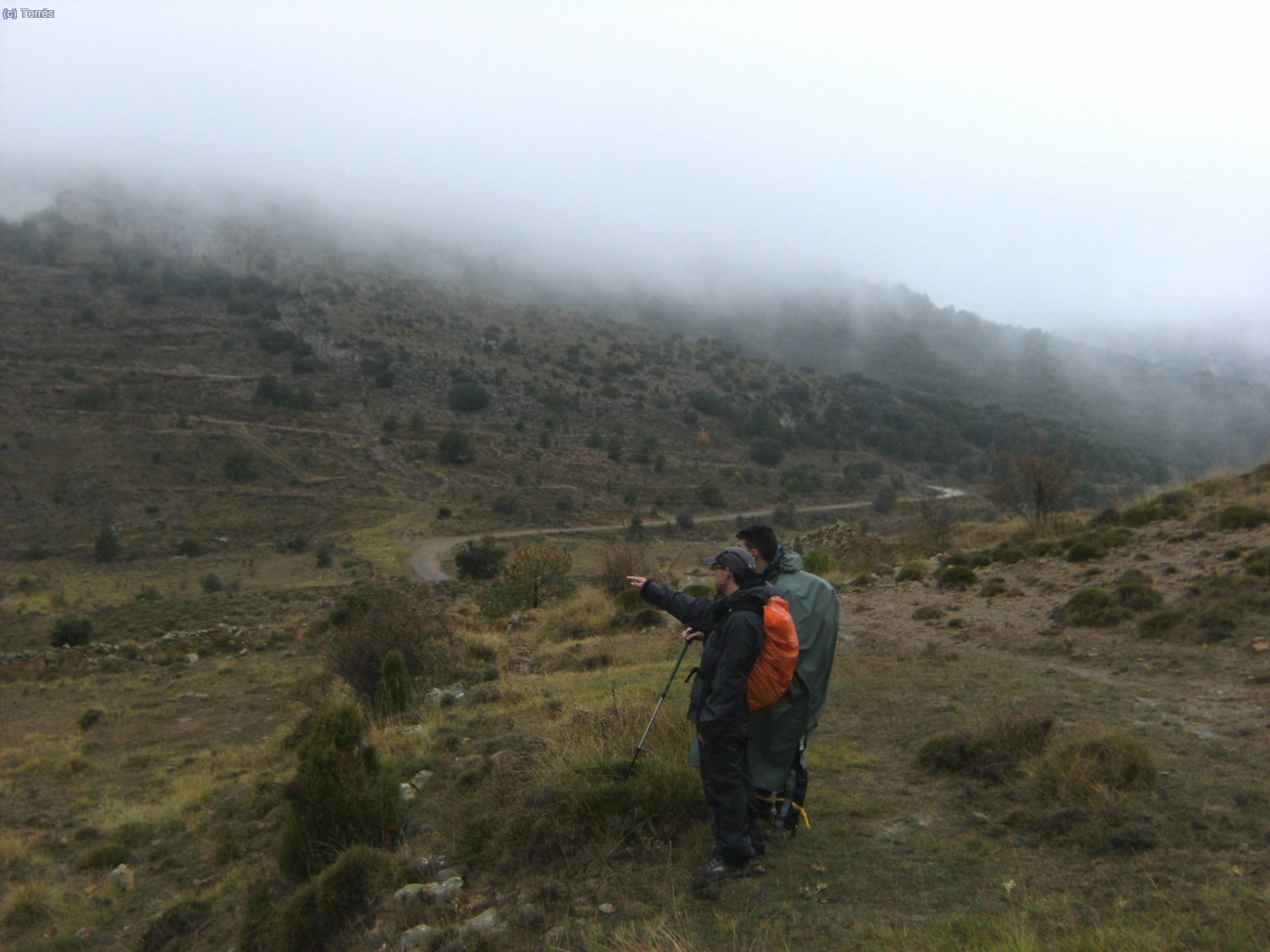 Jes&uacute;s y Quique se&ntilde;alando el camino para rodear el Pe&ntilde;agolosa.