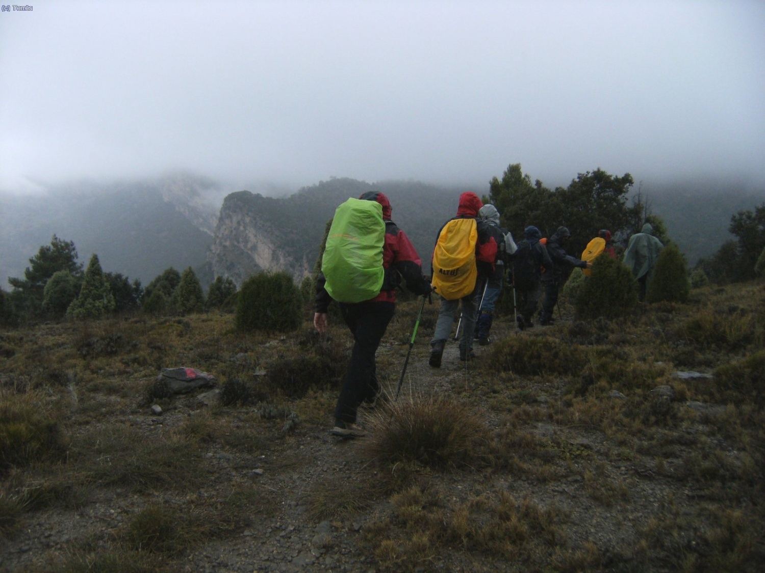 Camino del Cantal de Miquelet, rodeando el sur del Pe&ntilde;agolosa.