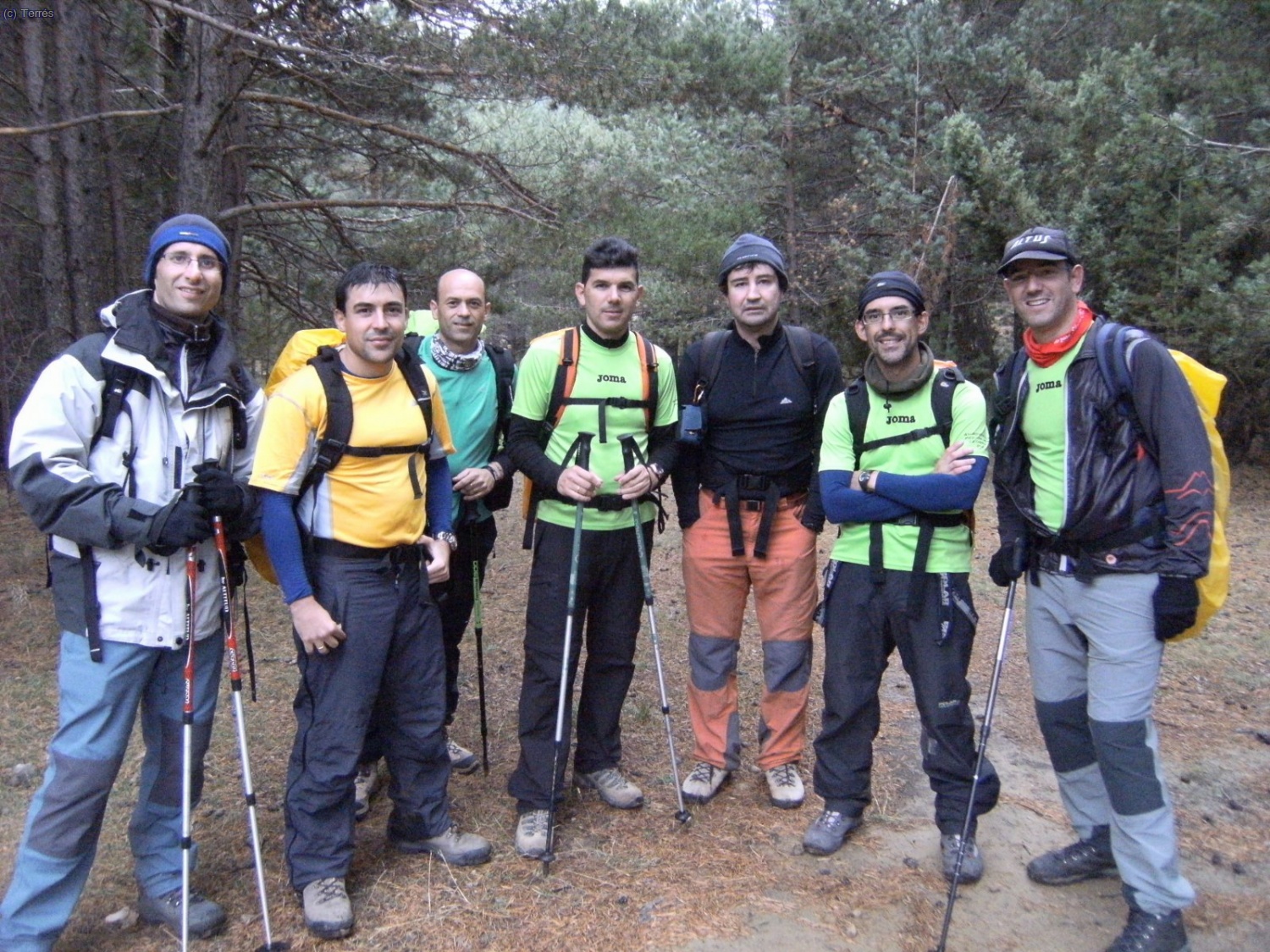 El grupo en El Corralito camino de seguir la senda del P.R.-79 hac&iacute;a el Mas de Llach.