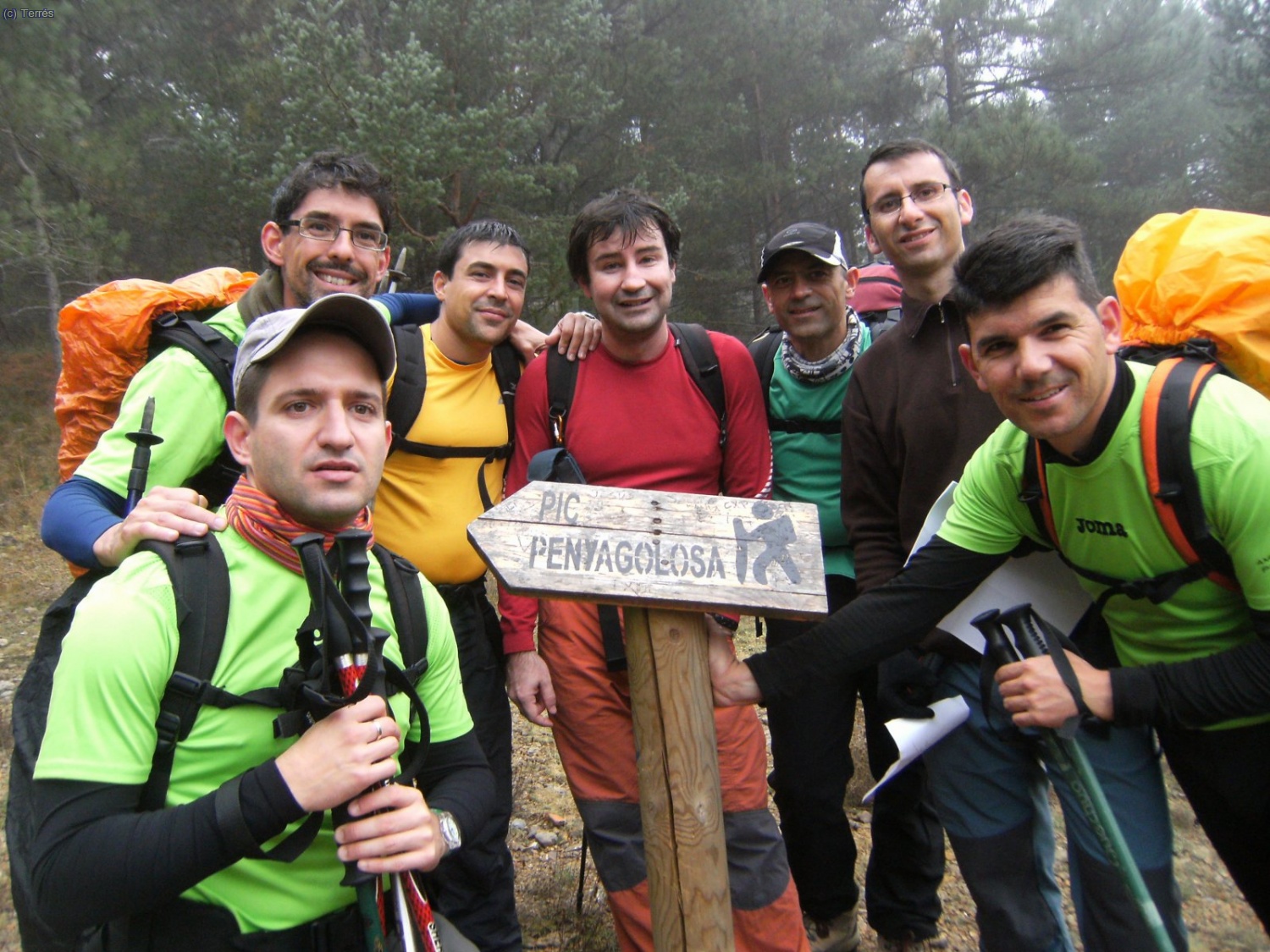 El grupo con el cartel que informa del camino de subida al Pe&ntilde;agolosa.