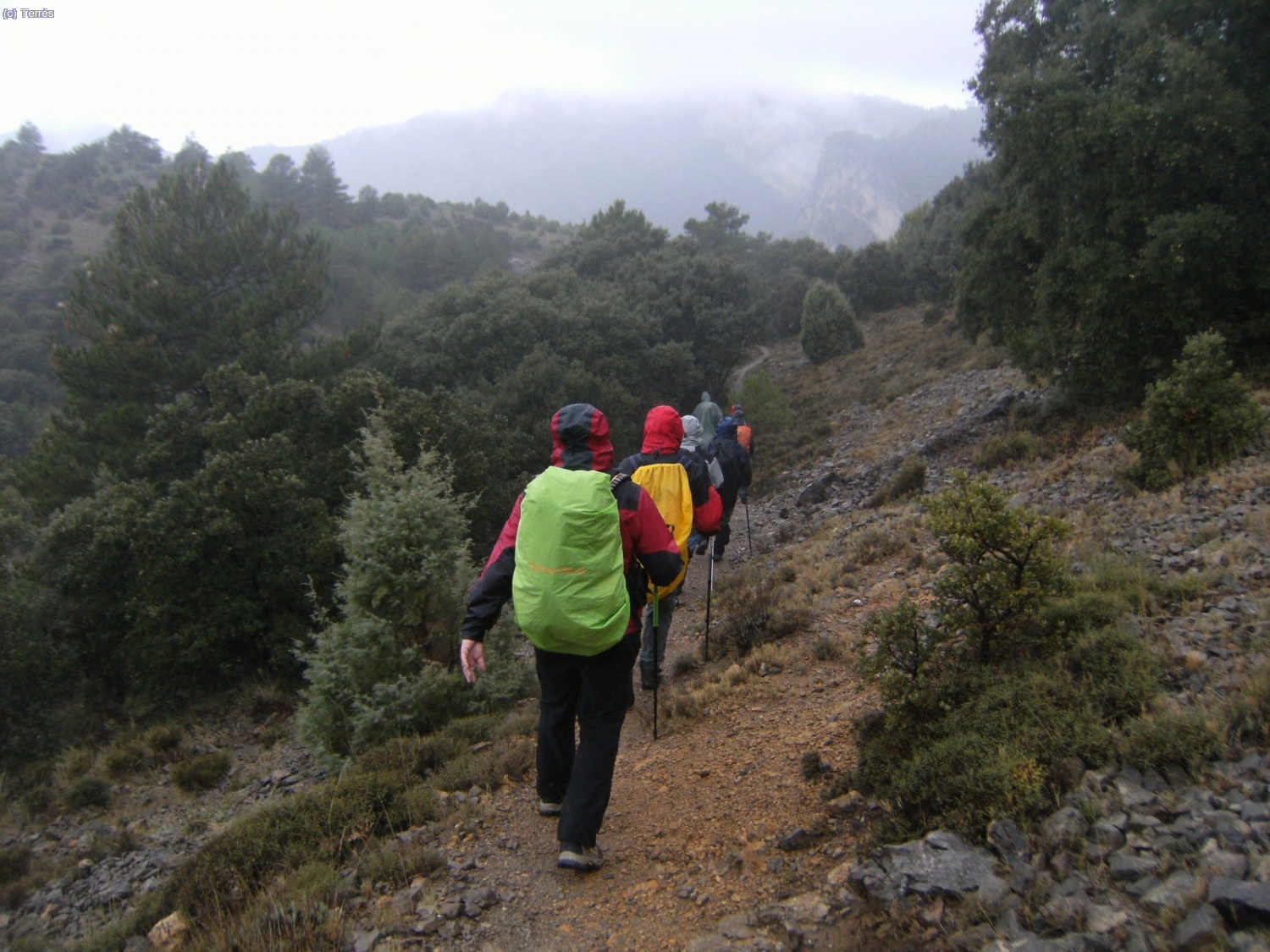 Seguimos la senda bajo la vertiente sur del Pe&ntilde;golosa.