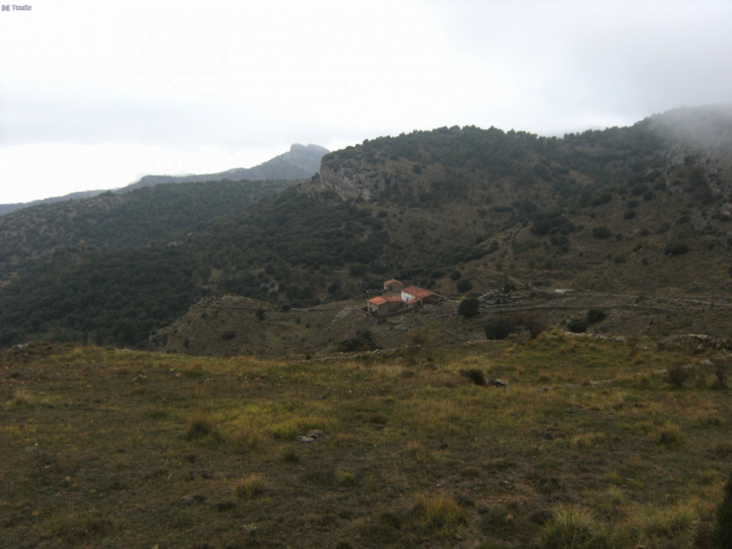 Mas de Llach o de Los Collados al sur del Pe&ntilde;agolosa desde el Pla de La Creu.