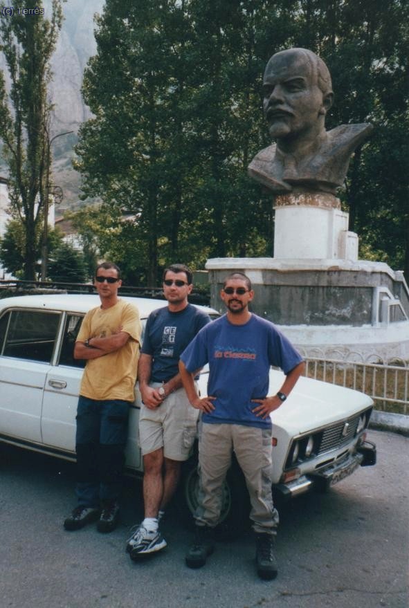 003 Elbrus. Estatua a Len&iacute;n. Valle de Baksan