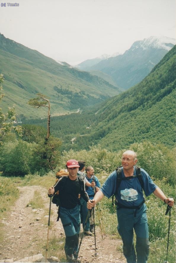 006 Elbrus. El gu&iacute;a Oleg en la primera marcha de aclimataci&oacute;n.