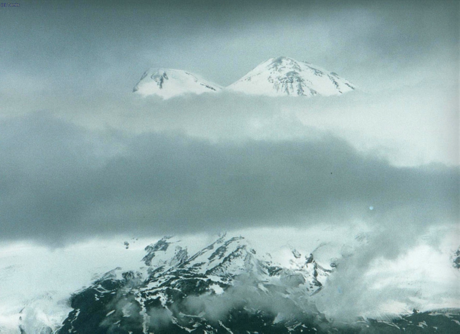 009 Elbrus. El Elbrus entre el mal tiempo.