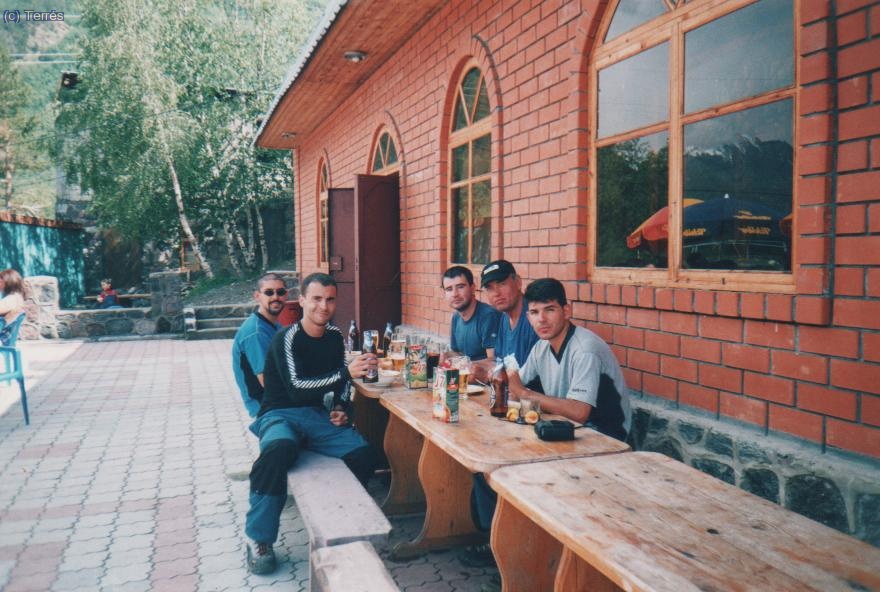 013 Elbrus. Comiendo en la zona tur&iacute;stica de CHeget.
