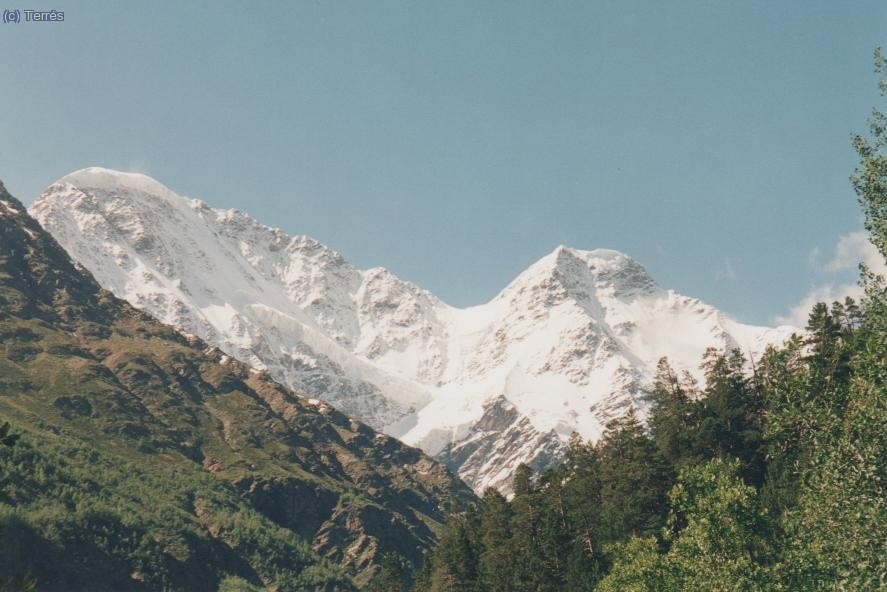 027 Elbrus. La cumbre del Donguzorum a la izquierda.