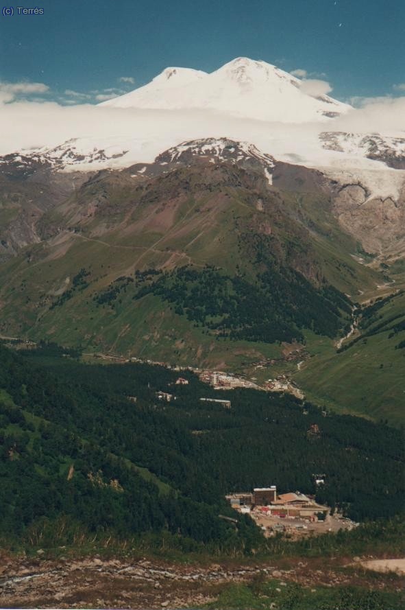 031 Elbrus. El Elbrus sobre el Valle  Azau, Terskol y CHeget.