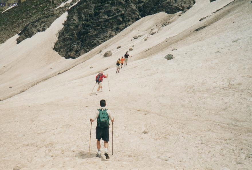 035 Elbrus. Marcha de vuelta por un nevero.