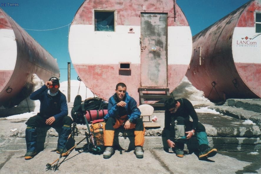 042 Elbrus. Equip&aacute;ndonos para la subida a Dizel Hut.