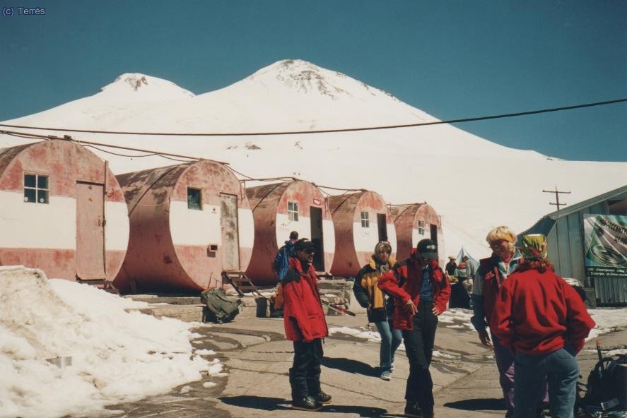 041 Elbrus. Barrels y el Elbrus detr&aacute;s.