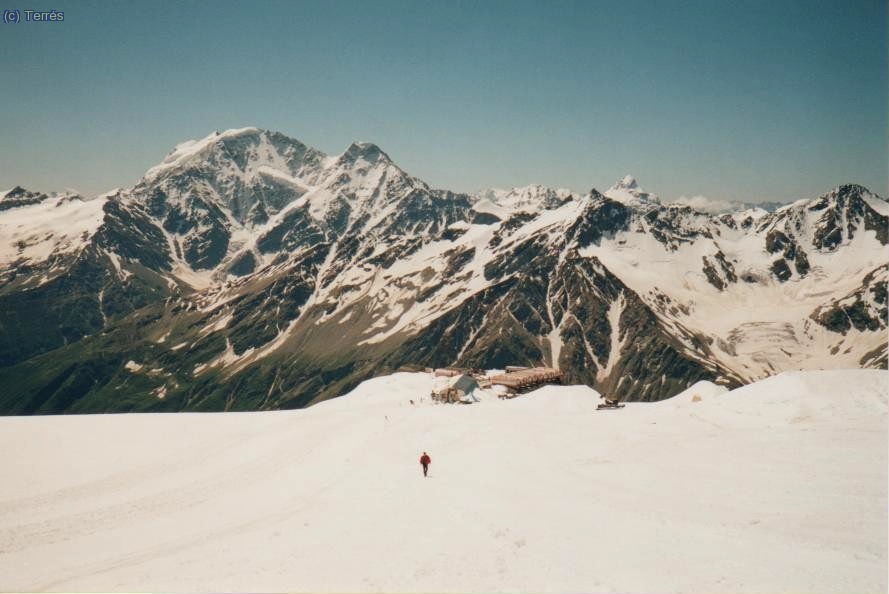 044 Elbrus. Atr&aacute;s dejamos Barrels y al fondo el Donguzorum.