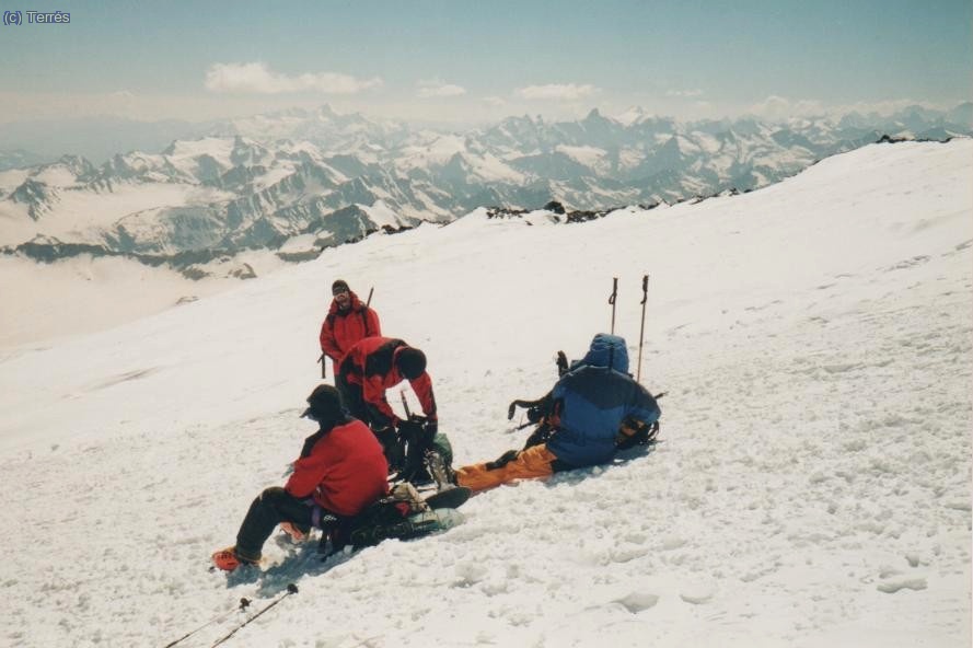 051 Elbrus. Poni&eacute;ndonos los crampones.