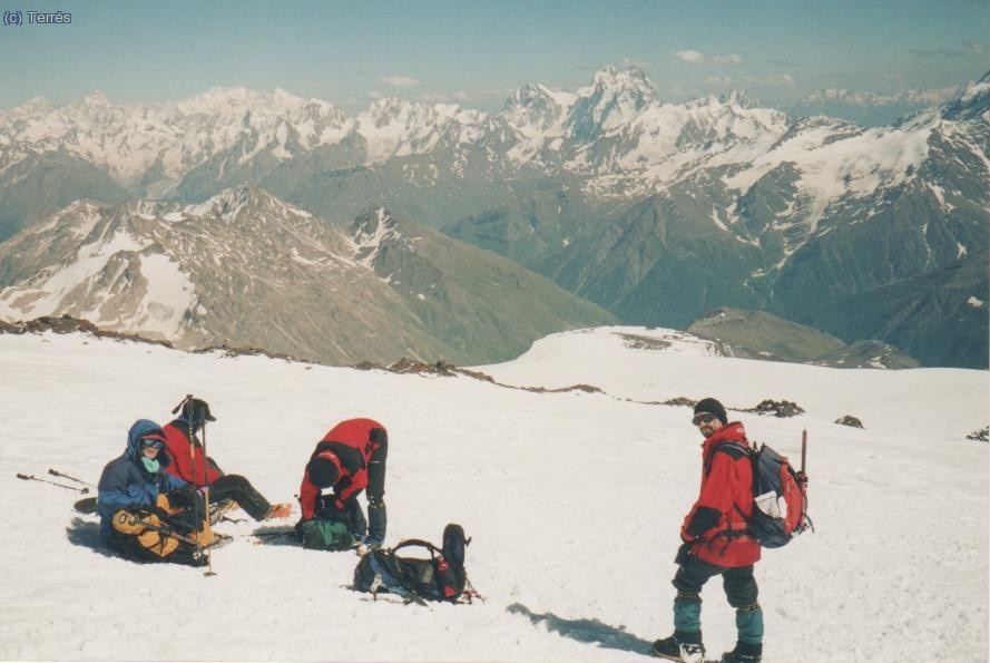 052 Elbrus. Al fondo las enormes monta&ntilde;as cauc&aacute;sicas.