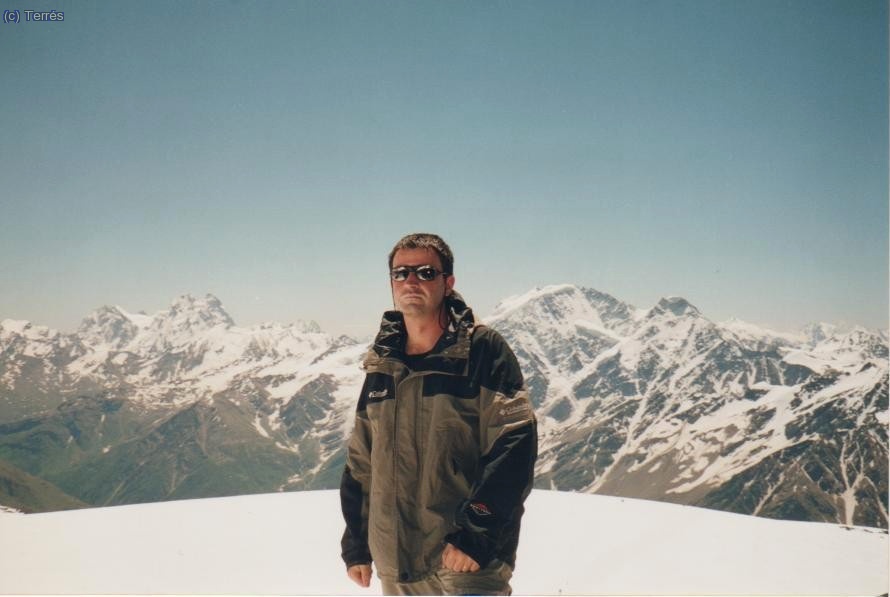 049 Elbrus. A la derecha el Donguzorum, a la izquierda los Ushba