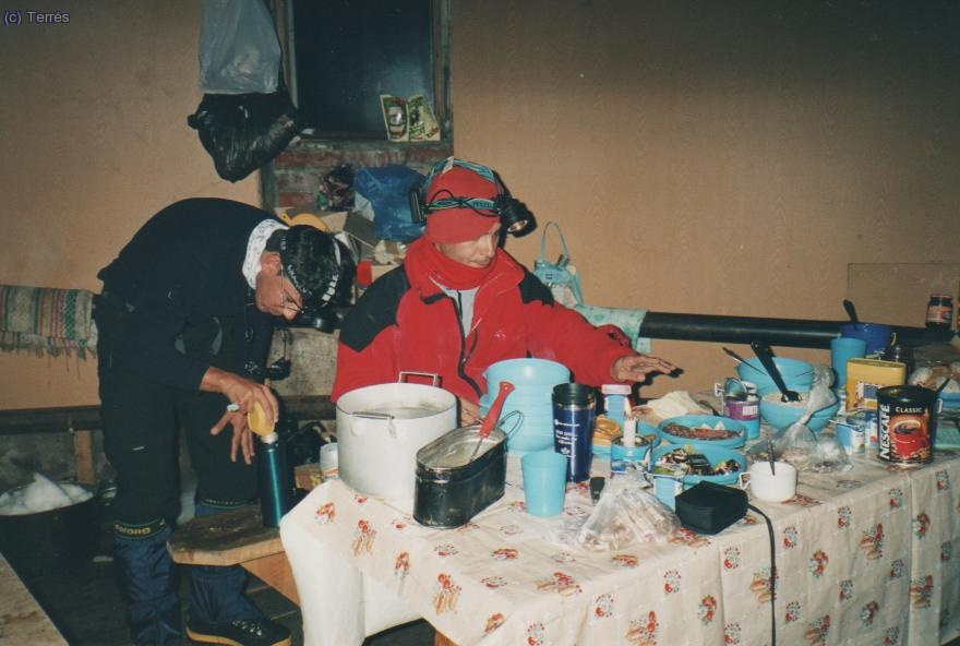 065 Elbrus. Desayunando para emprender la subida al Elbrus.