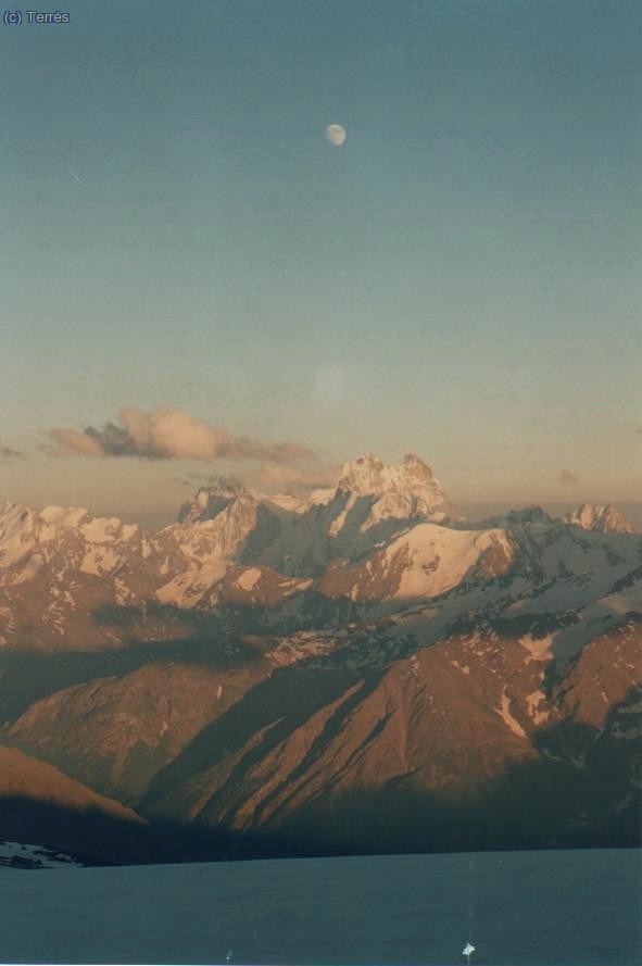 057 Elbrus. Atardeciendo en los Ushba bajo la luna.
