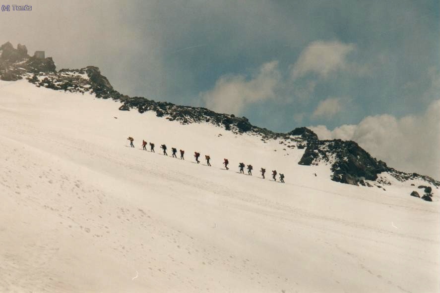 061 Elbrus. Otra expedición en marcha de aclimatación.