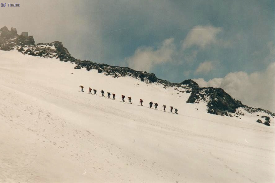 061 Elbrus. Otra expedici&oacute;n en marcha de aclimataci&oacute;n.