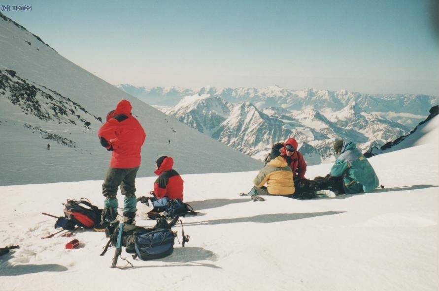 069 Elbrus. Descansando en el collado entre las dos cumbres.