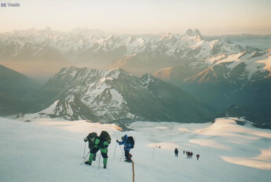 068 Elbrus. Amanece en los Ushba y resto del Caucaso.