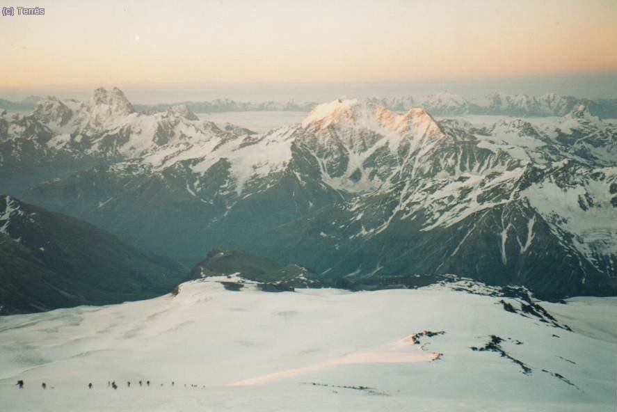 067 Elbrus. Amanece dejando las Pastukhov Rocks atr&aacute;s.