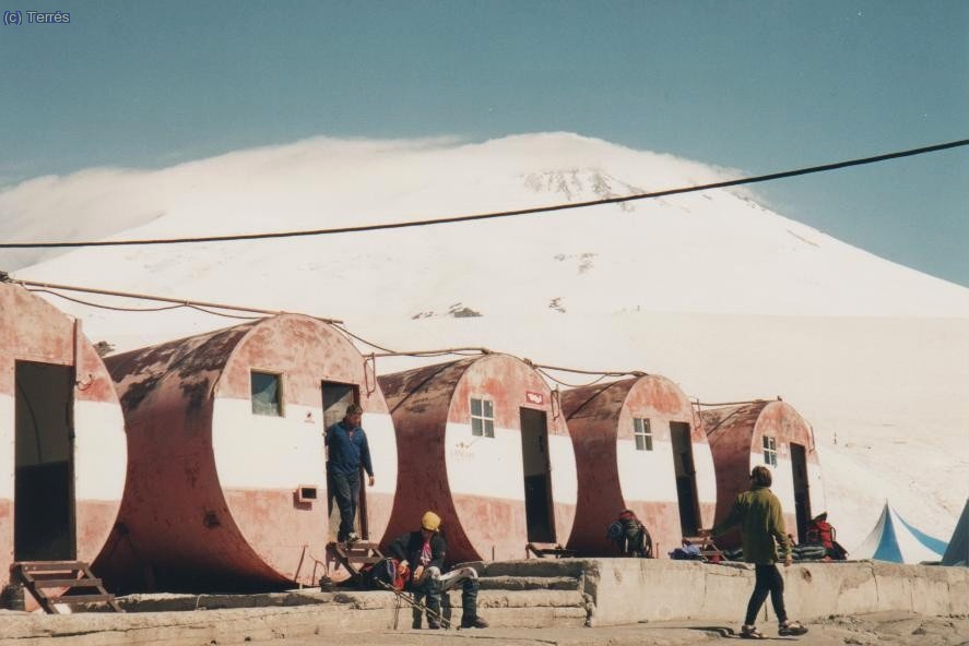 077 Elbrus. Barrels y el Elbrus cubierto.