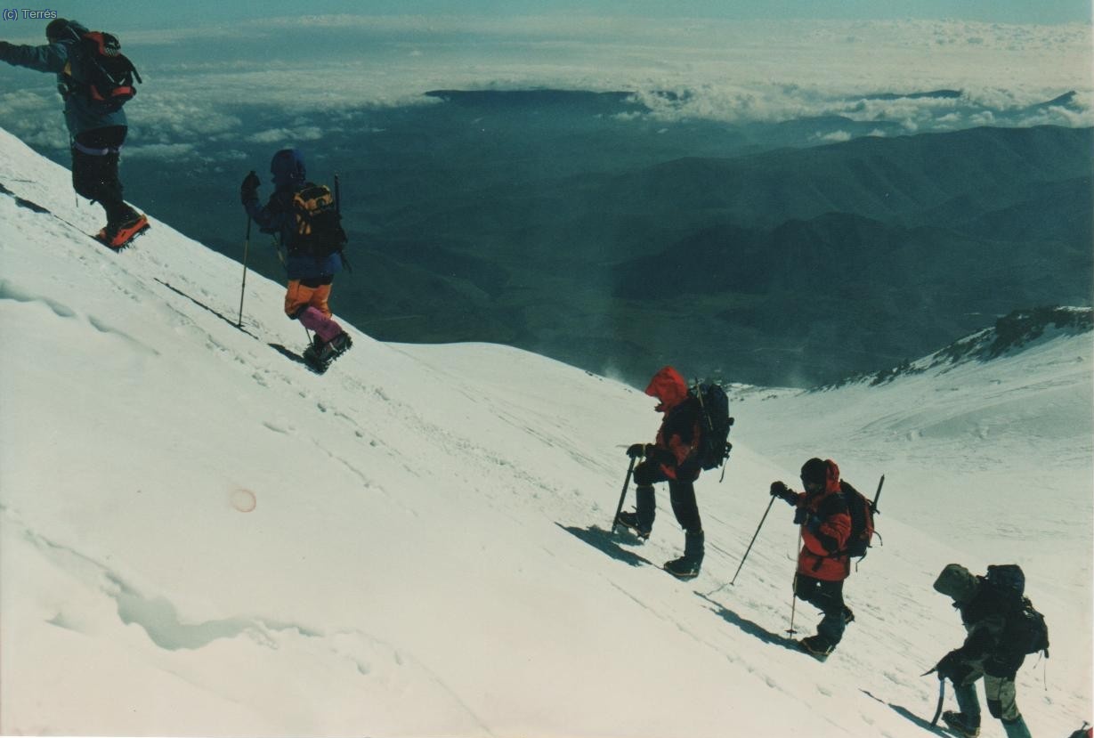 073 Elbrus. La estepa rusa bajo las nubes.