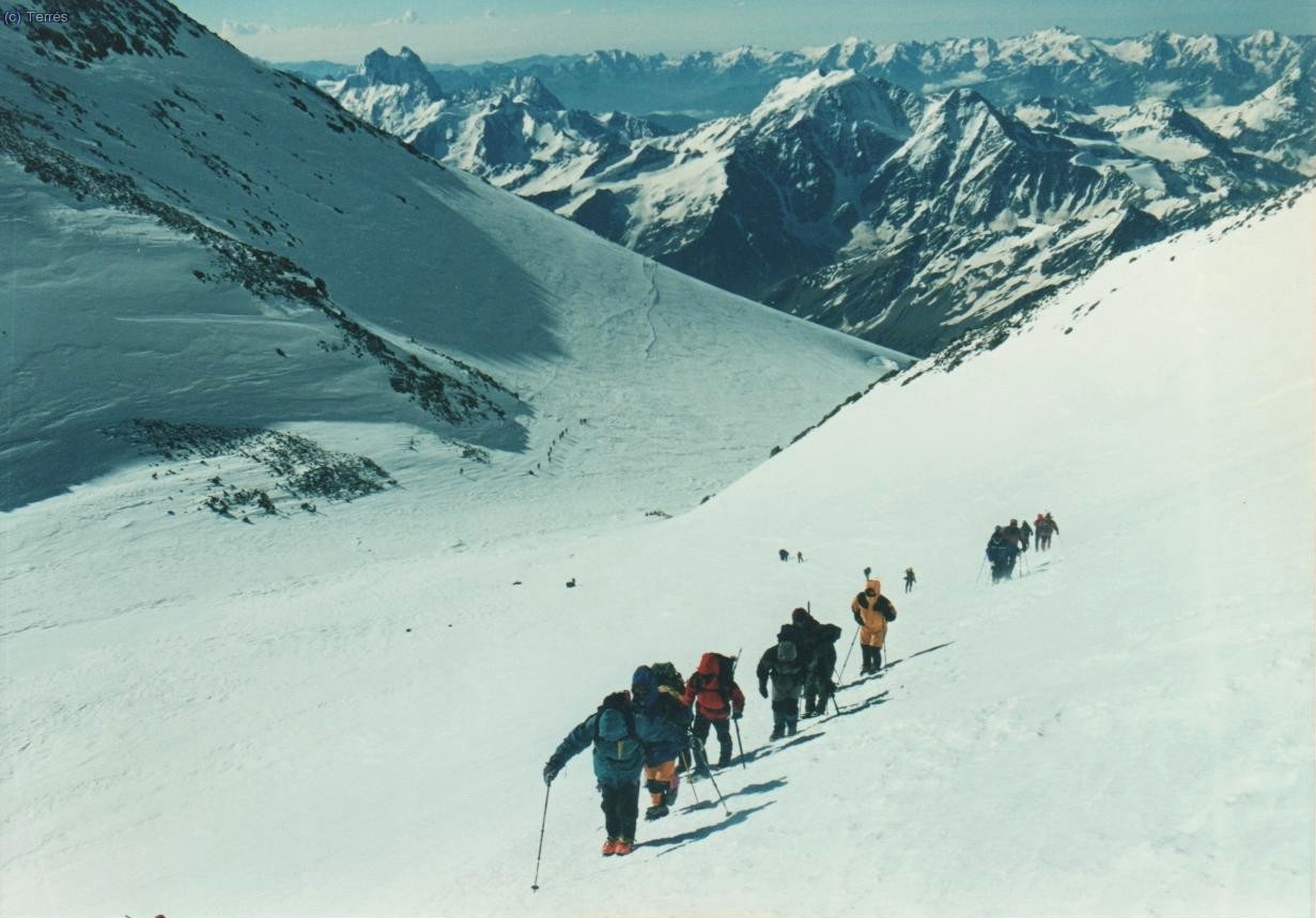 071 Elbrus. Atr&aacute;s queda el collado