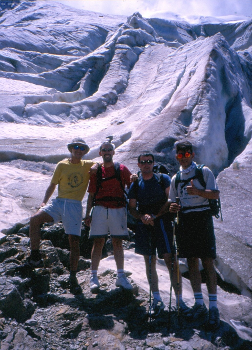 El grupo junto al glaciar