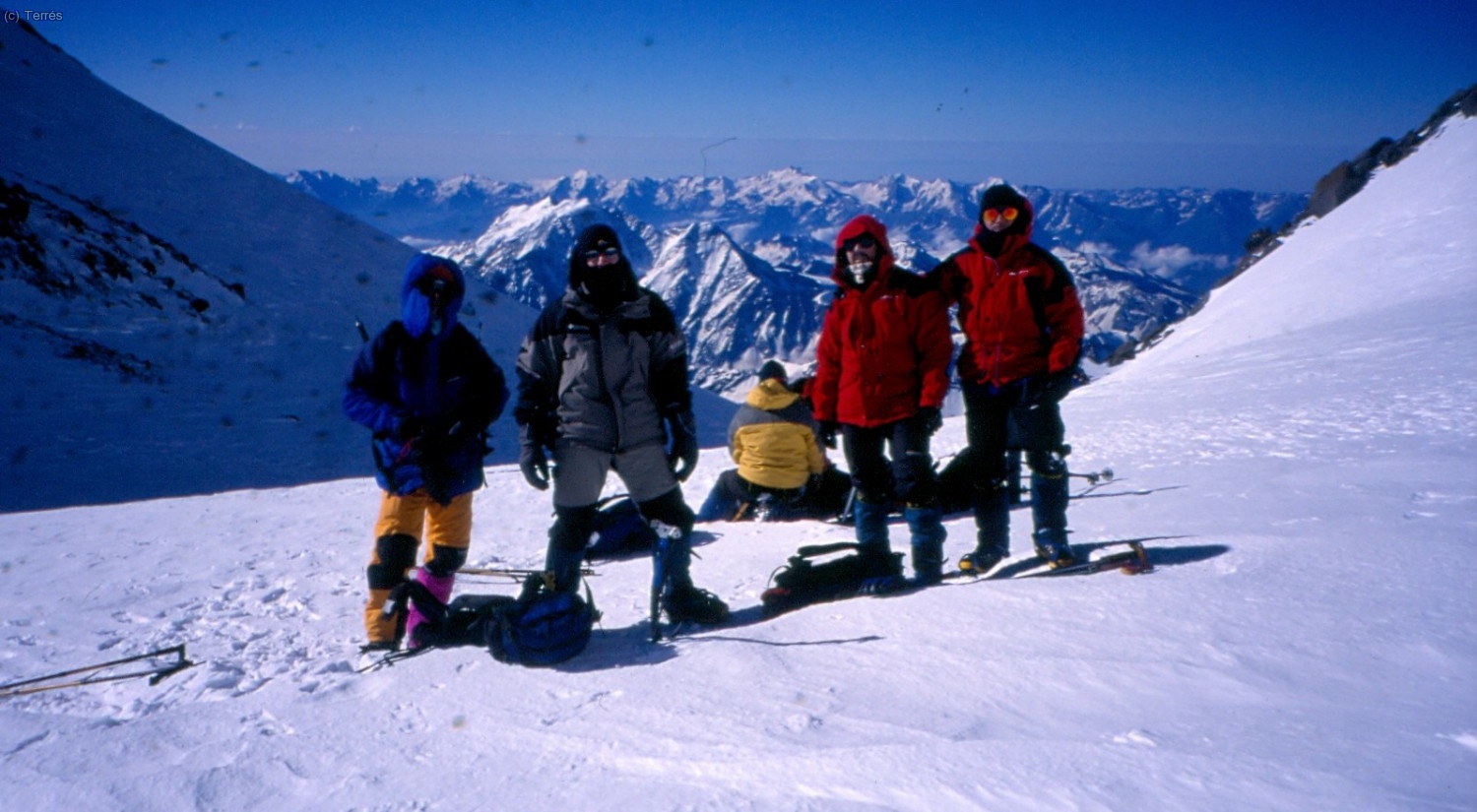 069 Elbrus. Descansando en el collado entre las dos cumbres.