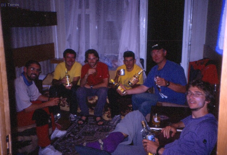 Celebrando el &eacute;xito en la habitaci&oacute;n del hotel... con Vodka