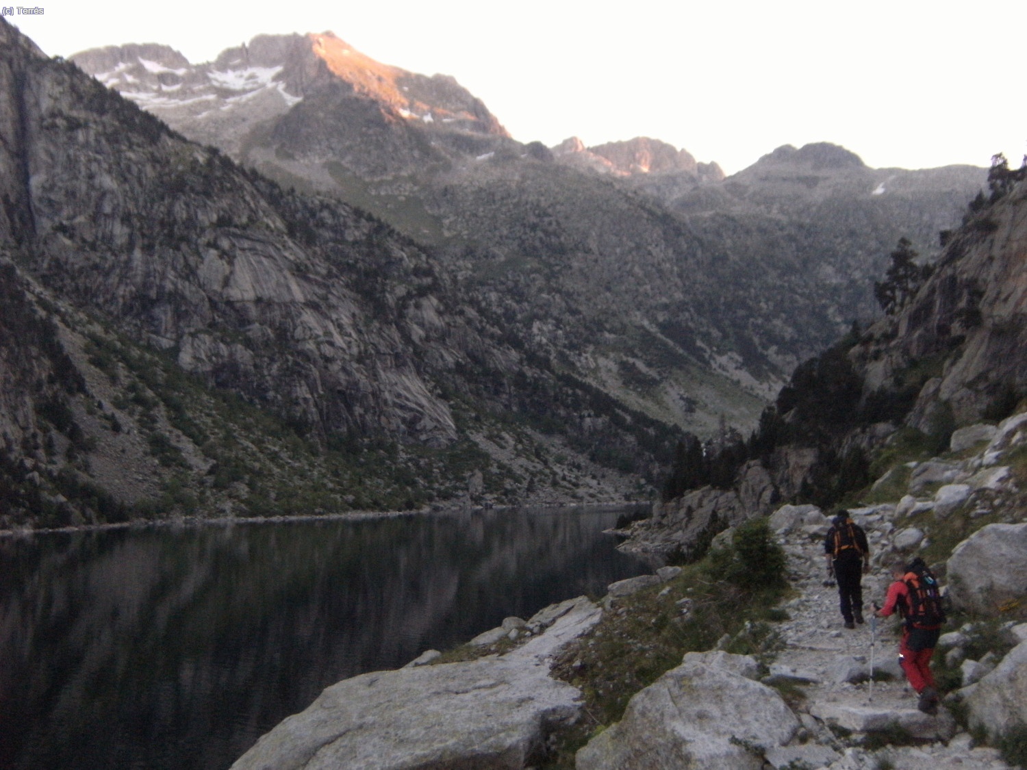 Circundando el Embalse de Cavallers. 