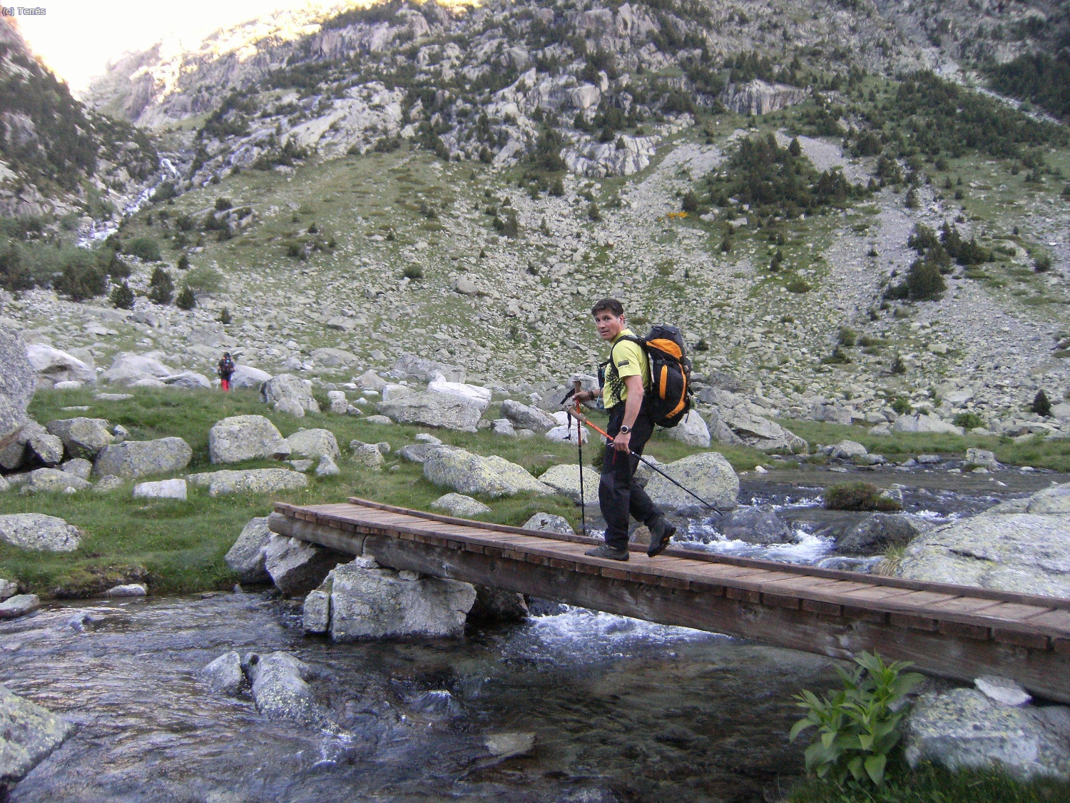 Francesc pasando los puentes en el Pletiu de Riumalo