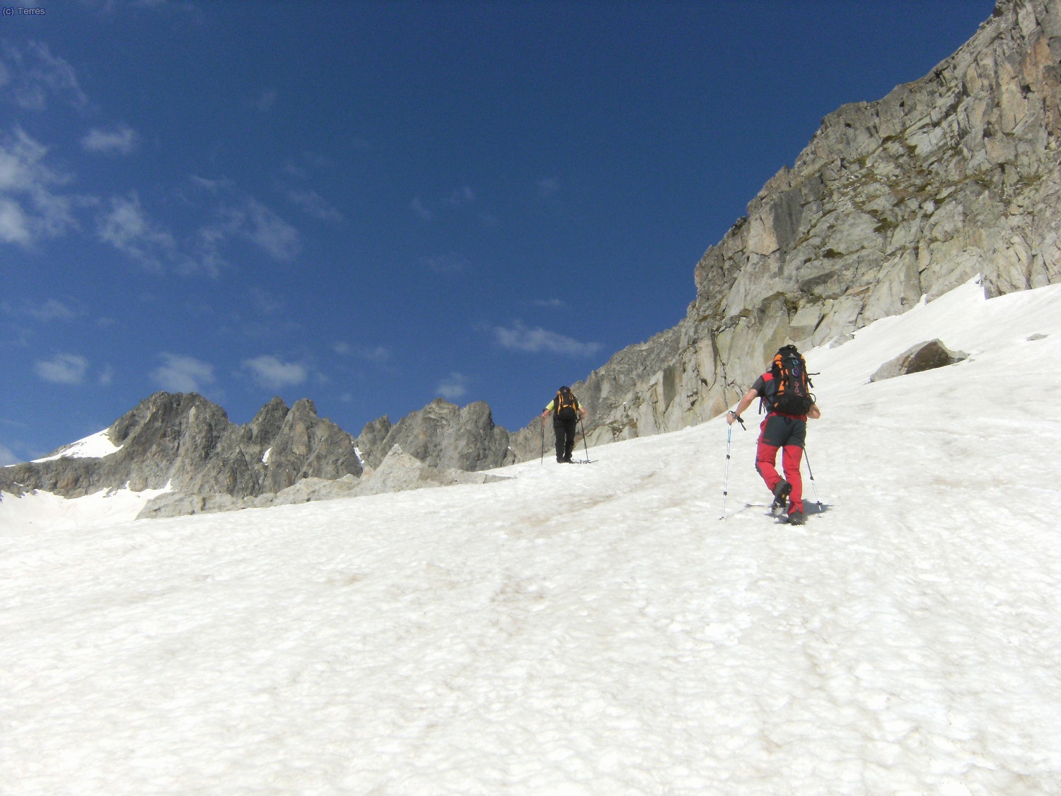 Subiendo por neveros de aproximaci&oacute;n a la pared este del Besiberri Norte.