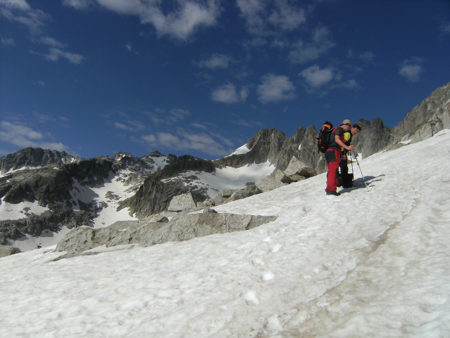 Subiendo por neveros de aproximaci&oacute;n a la pared este del Besiberri Norte.