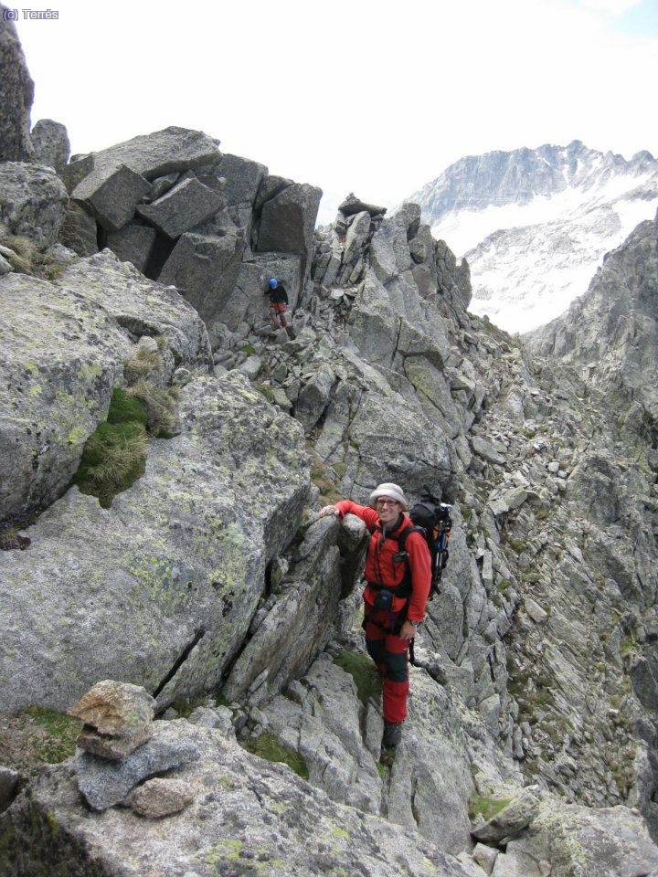 Pep escalando por la pared del Besiberri Norte: al otro lado de la cresta hac&iacute;a la cumbre (foto: Francesc)