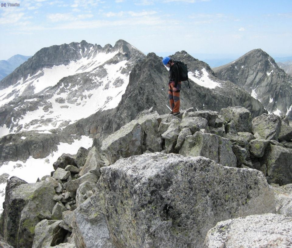 Cumbre del Besiberri Norte. Detr&aacute;s el Pic d