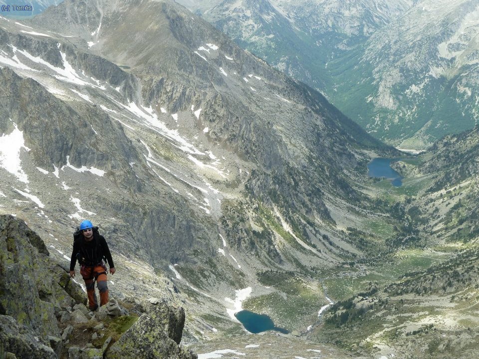 Joaqu&iacute;n Terr&eacute;s escalando por la pared del Besiberri Norte. Detr&aacute;s el Valle de Besiberri (Foto: Pep)