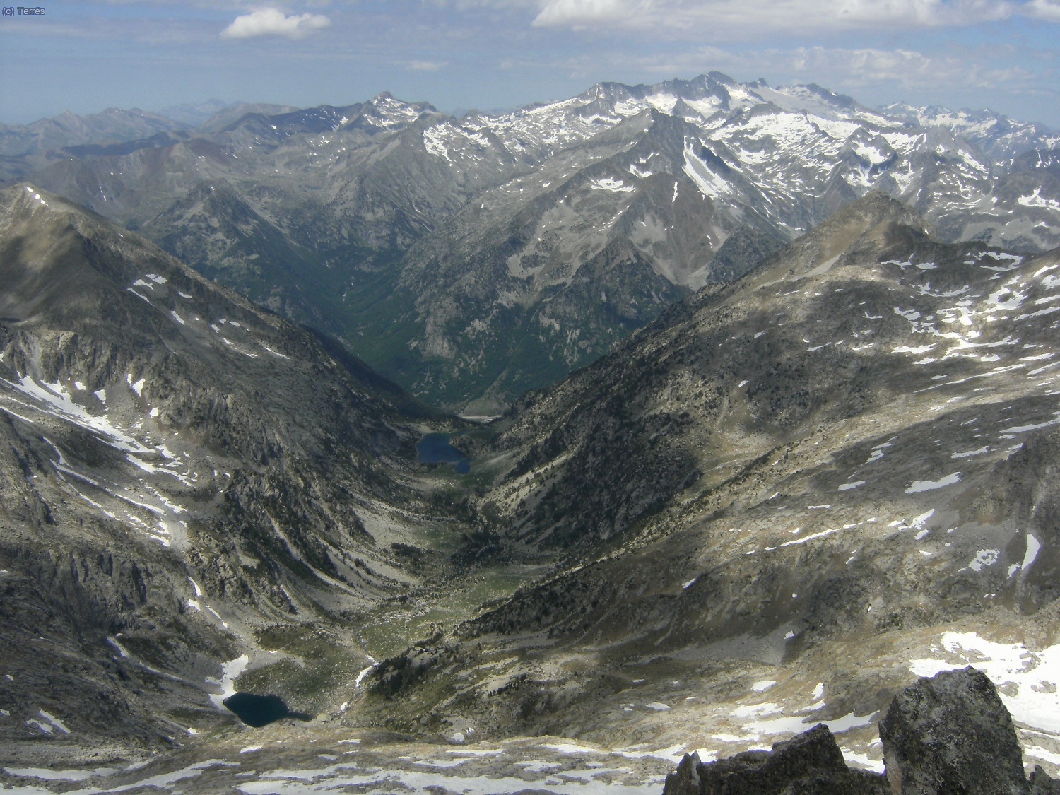 Valle de Besiberri abajo y macizo de los Montes Malditos o Maladeta