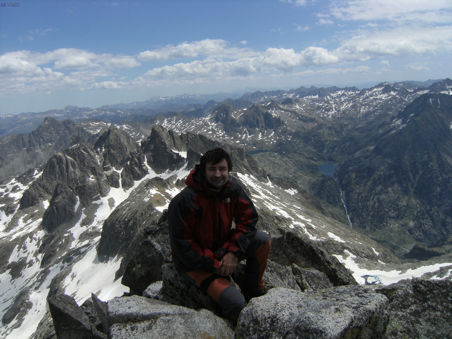 Joaqu&iacute;n Terr&eacute;s en la cumbre del Besiberri Norte, detr&aacute;s la Serra de Tumeneia, Estany Negre...