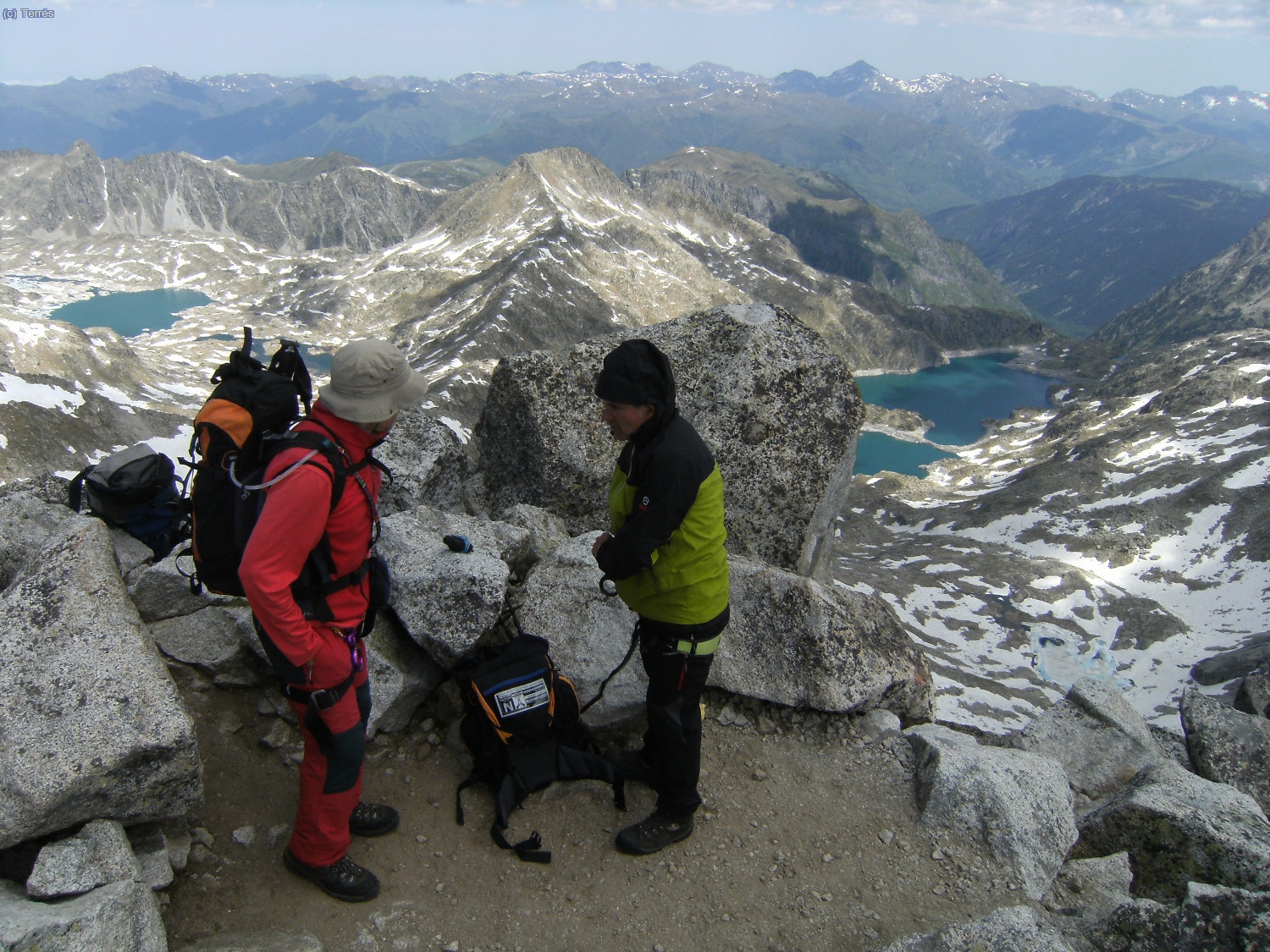 Pep y Francesc en la cumbre del Besiberri Norte, detr&aacute;s el Estanh de Mar y alto Valle de Ar&aacute;n