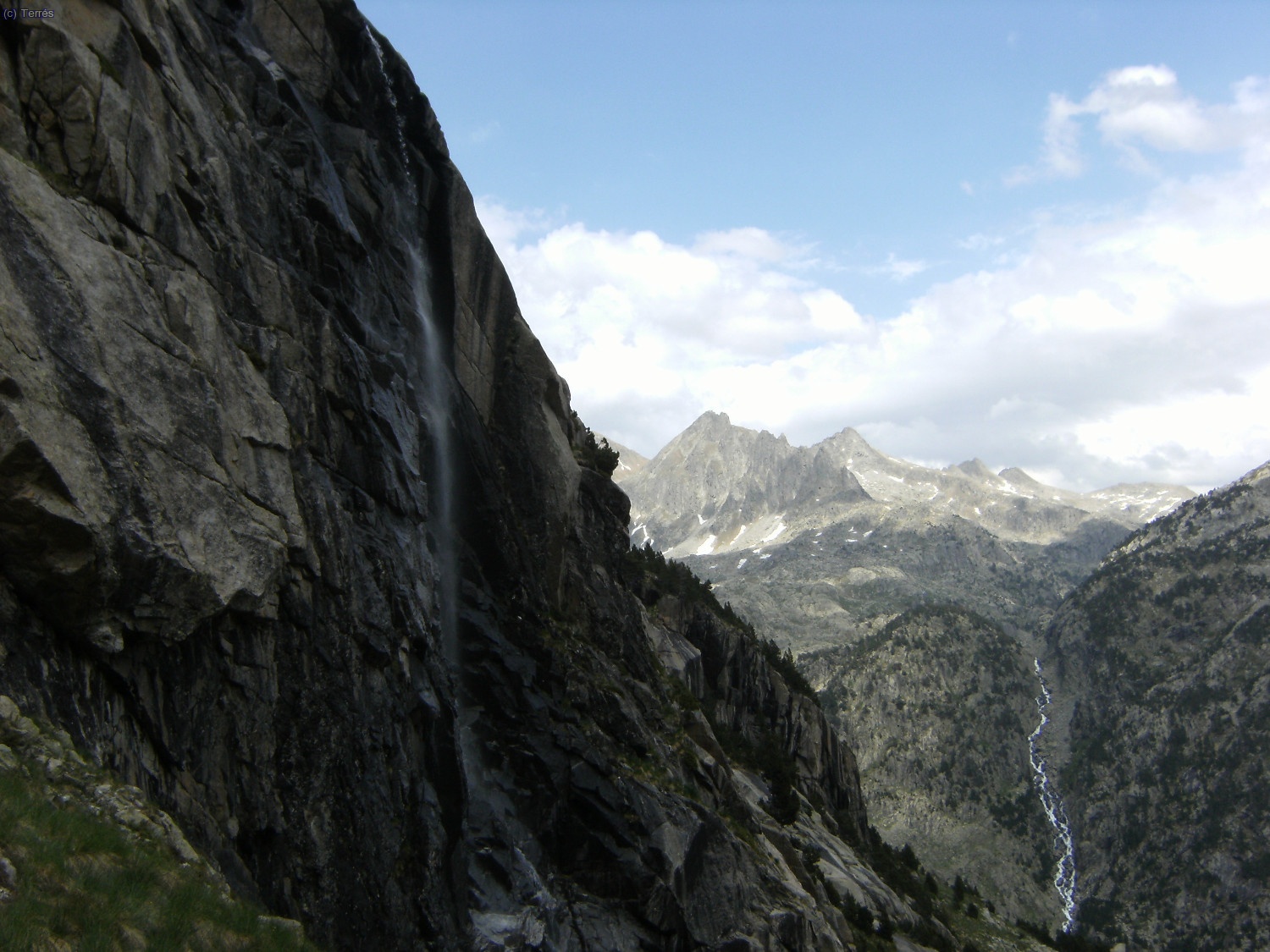 Cascadas en la bajada y al fondo las Agujas de Travessani