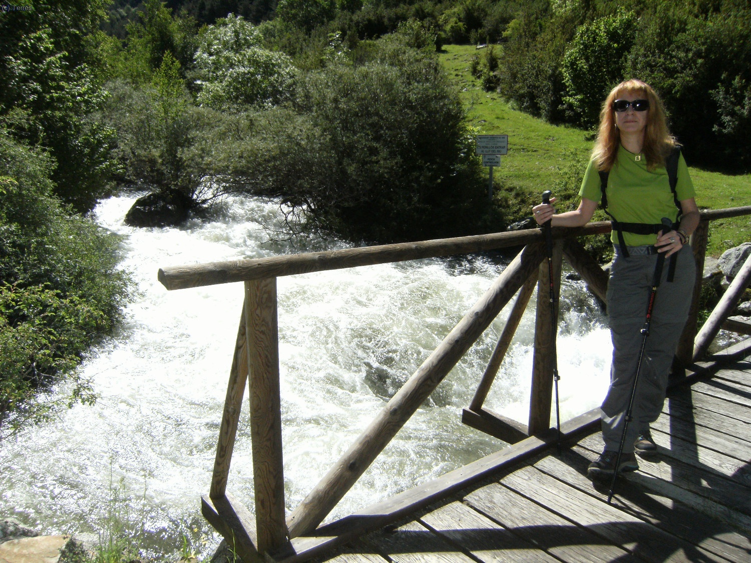 Anna cruzando el R&iacute;o Sant Nicolau por la Palanca de La Borda de Pei.