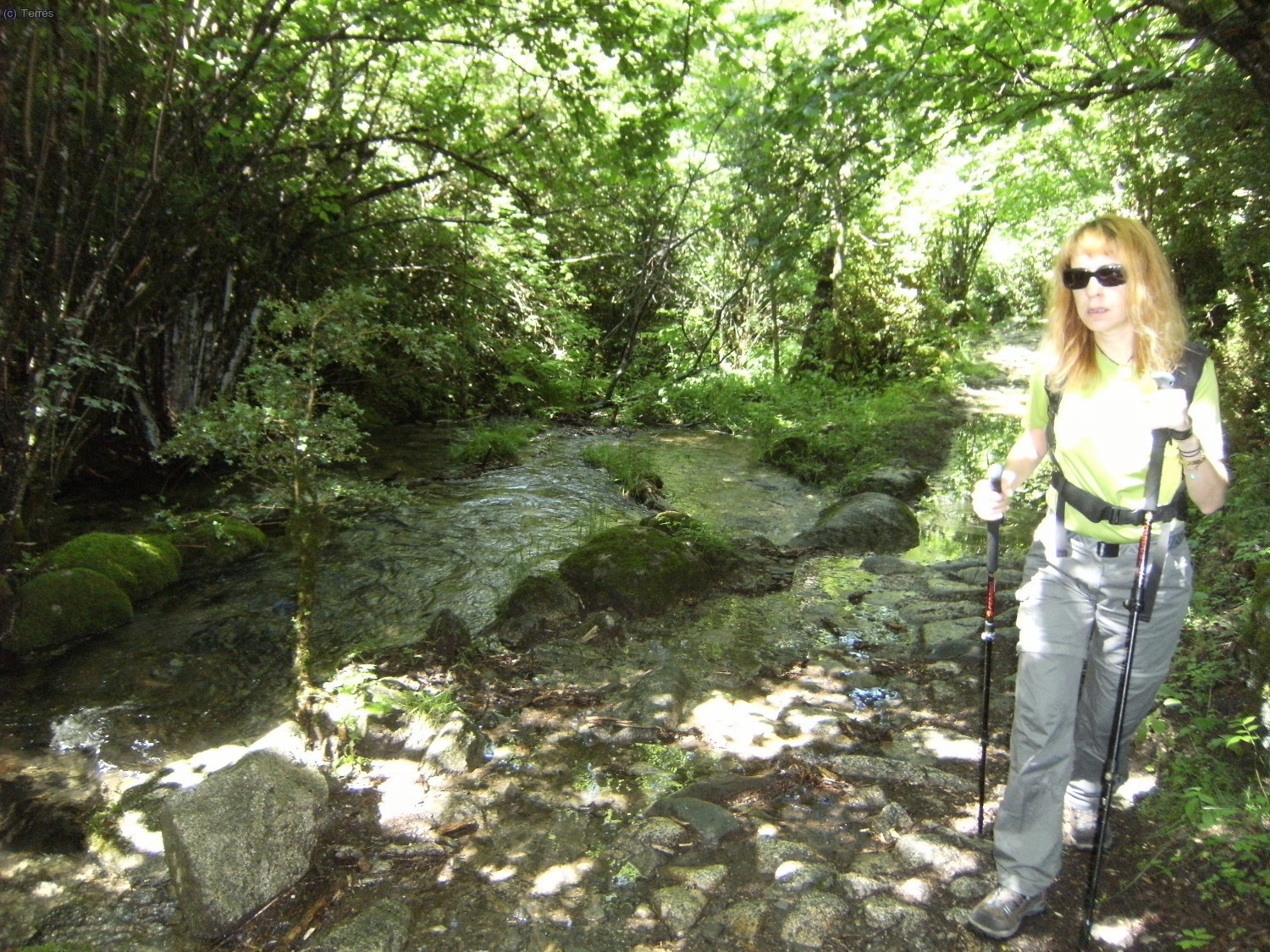Anna camino de la Ermita de Sant Nicolau