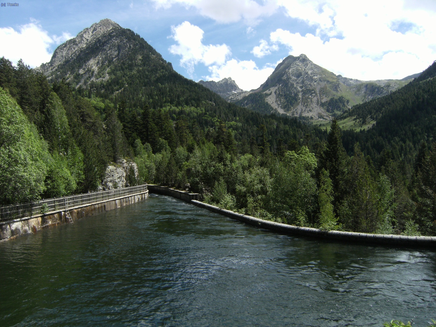 Embalse en Aig&uuml;estortes