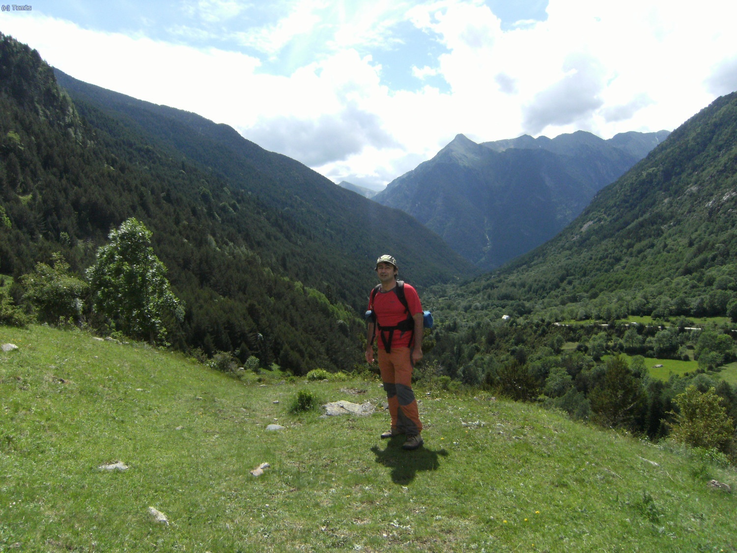 Joaquín Terrés con vistas al Valle de Sant Nicolau y al pico l