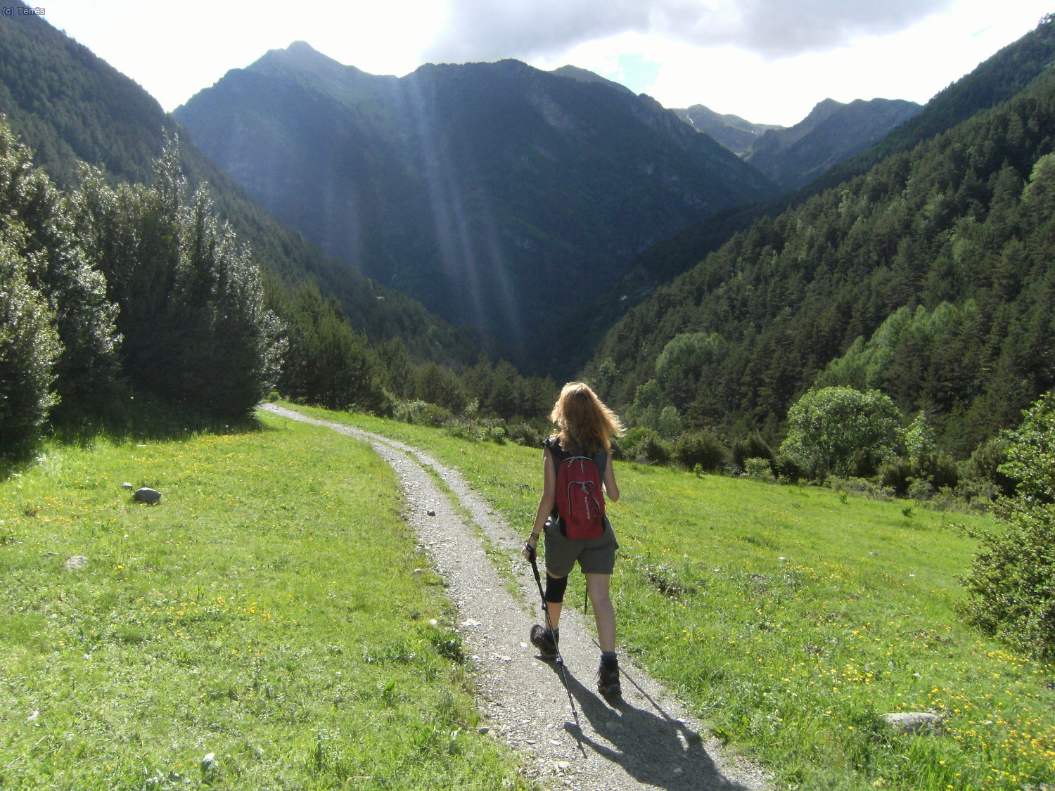 Anna desandando el camino por el Valle de Sant Nicolau