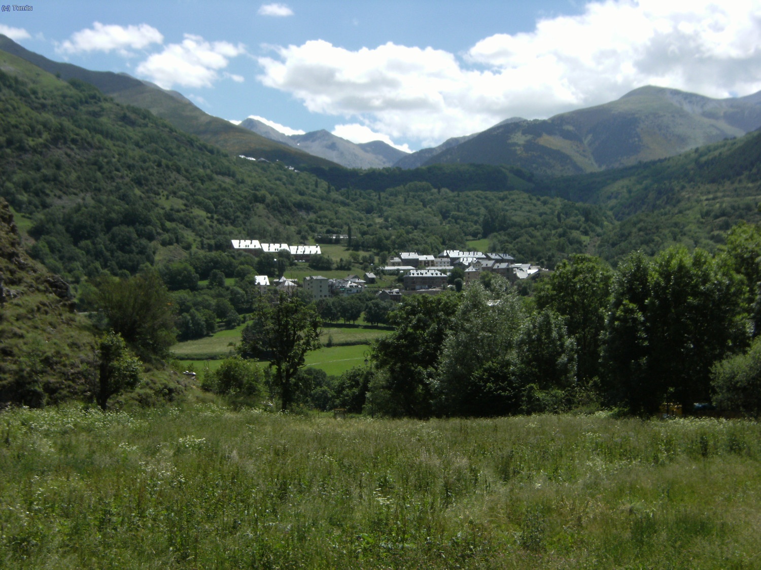 En el centro Boi y algo m&aacute;s arriba casitas de Ta&uuml;ll